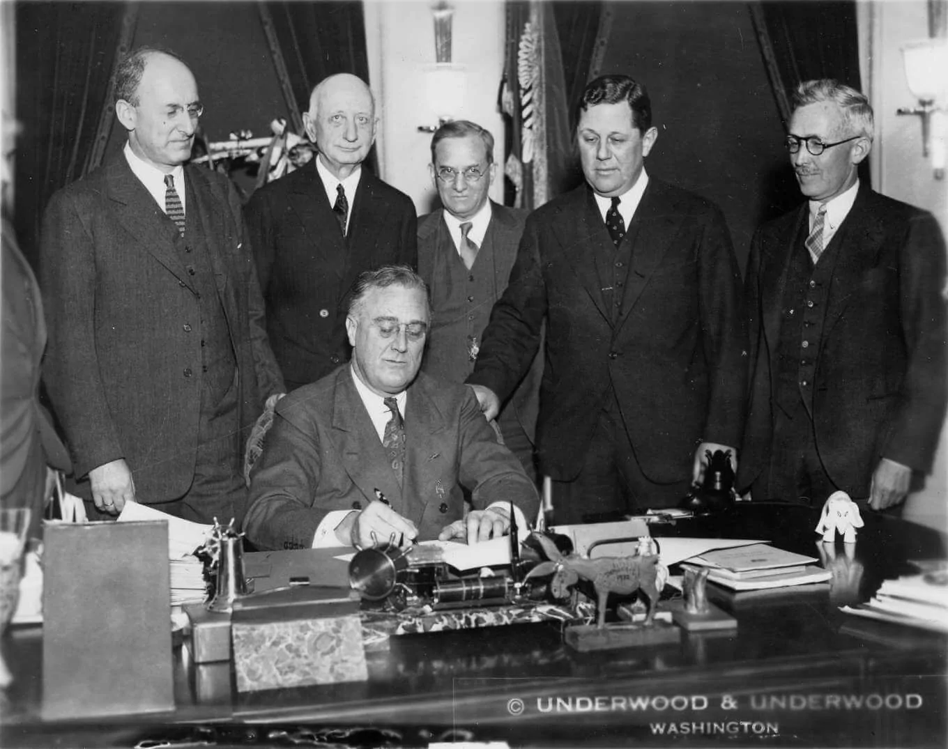 FDR-signing-the-gold-bill-in-1934